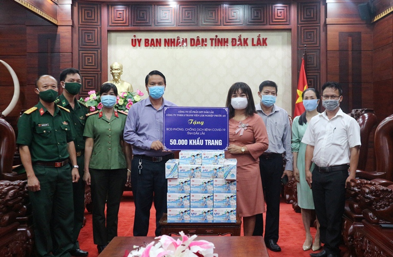 Lễ trao tặng khẩu trang y tế